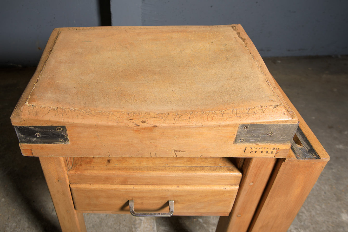 Ancien billot de boucher en bois – plateau massif, tiroir et renforts métalliques