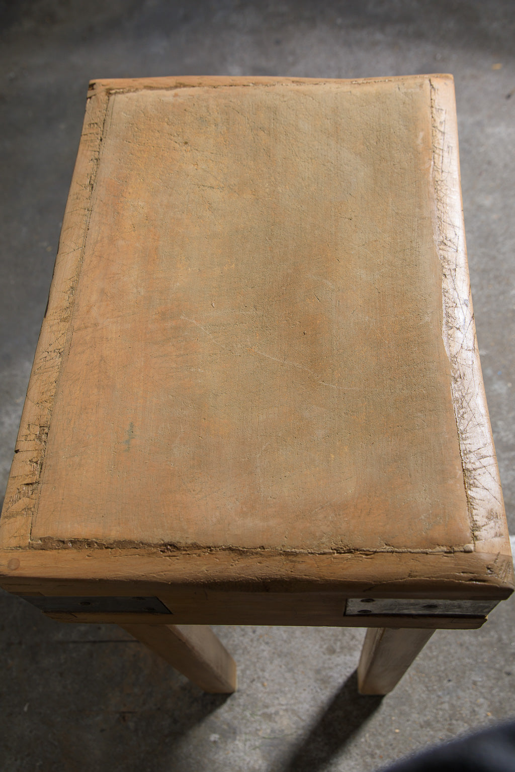 Ancien billot de boucher en bois – plateau massif, tiroir et renforts métalliques